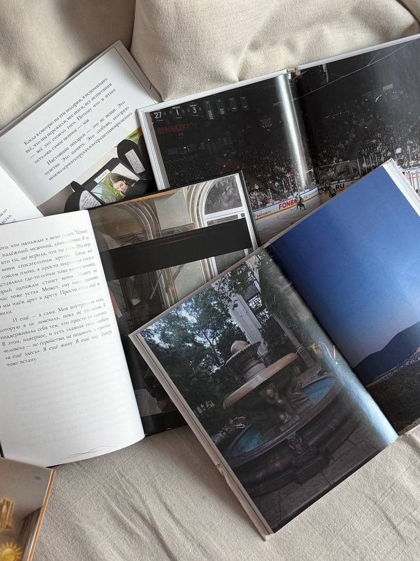 Развороты книг Fate Books с фотографиями и историями